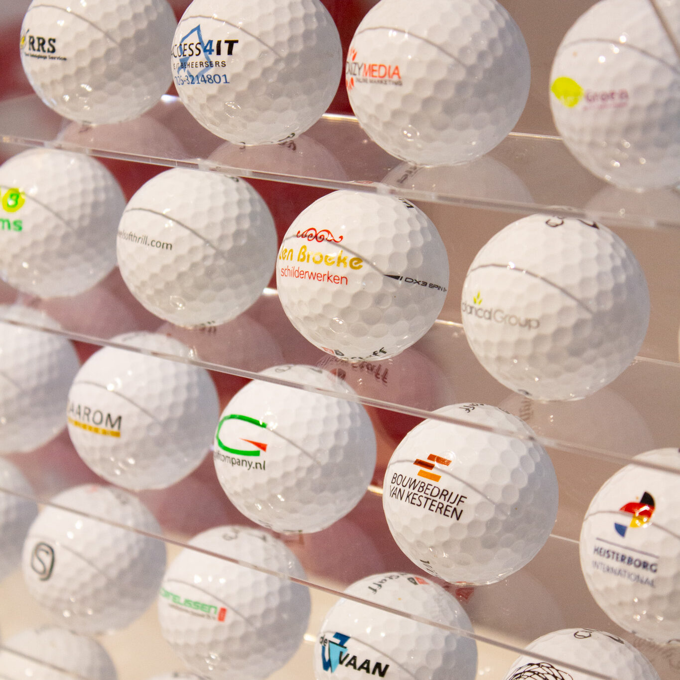 logoballen golfballen in doorzichtig frame