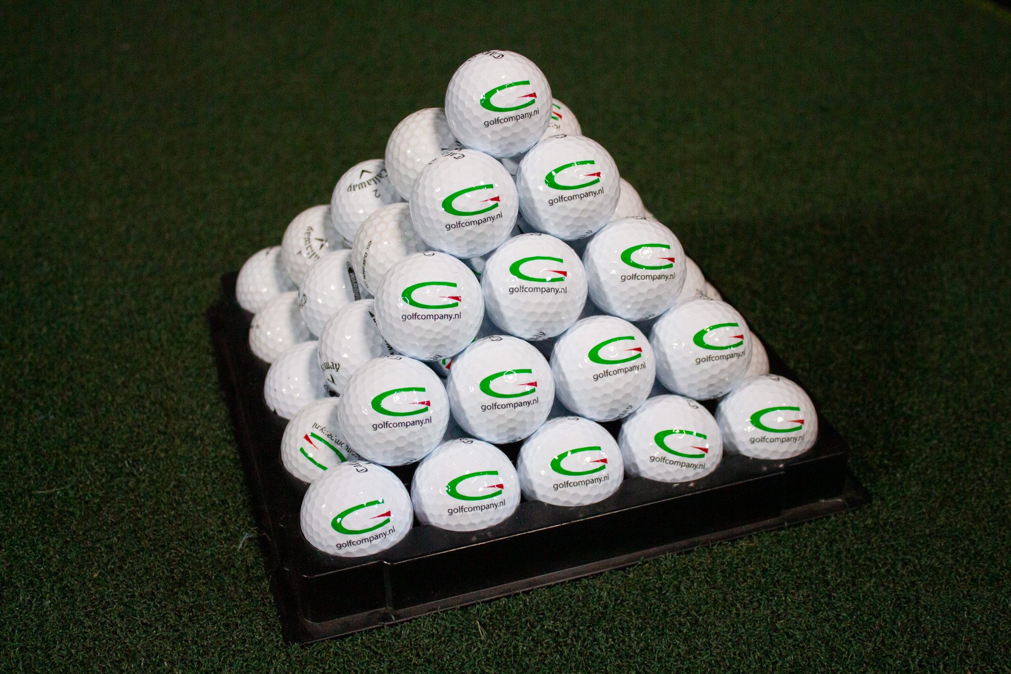 stapel golfballen liggende foto met logo golf company op iedere bal